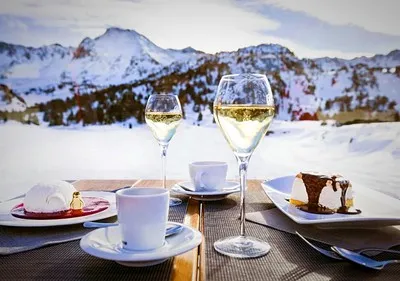 Dessert sul tavolo sullo sfondo di montagne innevate in una stazione sciistica in Turchia