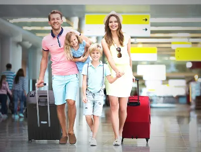 Famiglia all'aeroporto di Gazipasa