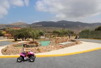 La ragazza guida un quad in un parco vacanze.