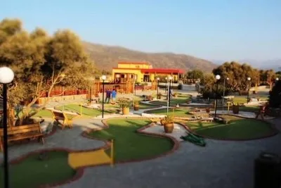 Minigolf e 18 buche per giocare nel Parco Divertimenti Maze.