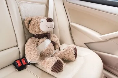 Il giocattolo per bambini è fissato in macchina.