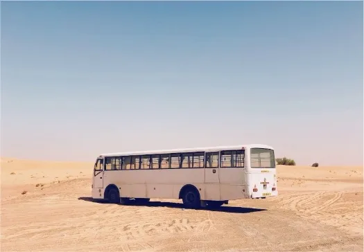 L'autobus è in mezzo al deserto
