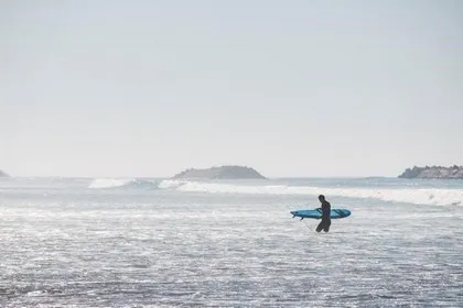Cavalcare le onde sulla costa atlantica