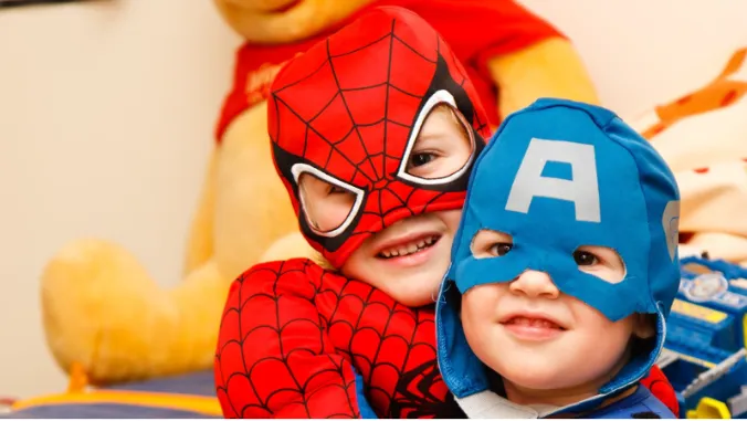 I bambini giocano e ridono in costume
