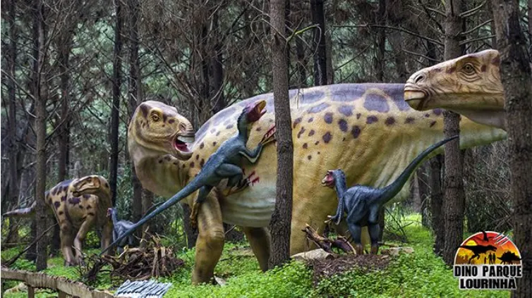 Figure di dinosauri a Dino Parque, quartiere di Lisbona
