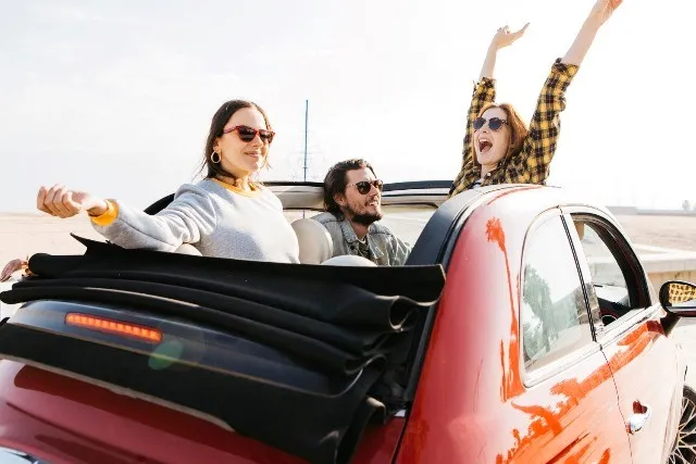 Viaggio divertente con gli amici