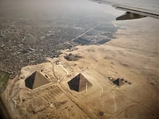 La vista della necropoli di Giza dall'aereo