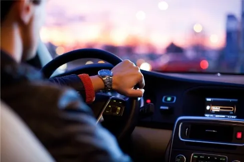 Un uomo alla guida di una macchina