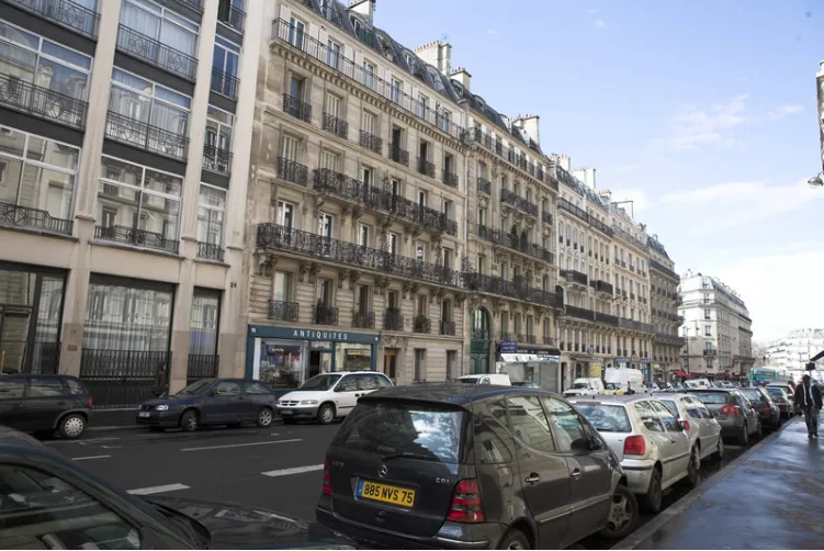 Auto parcheggiate per le strade di Parigi