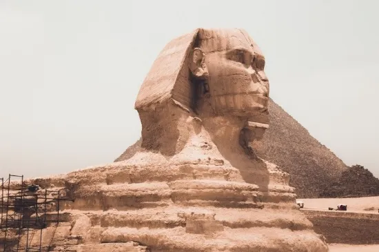 La statua della Sfinge accanto alle piramidi di Giza in Egitto